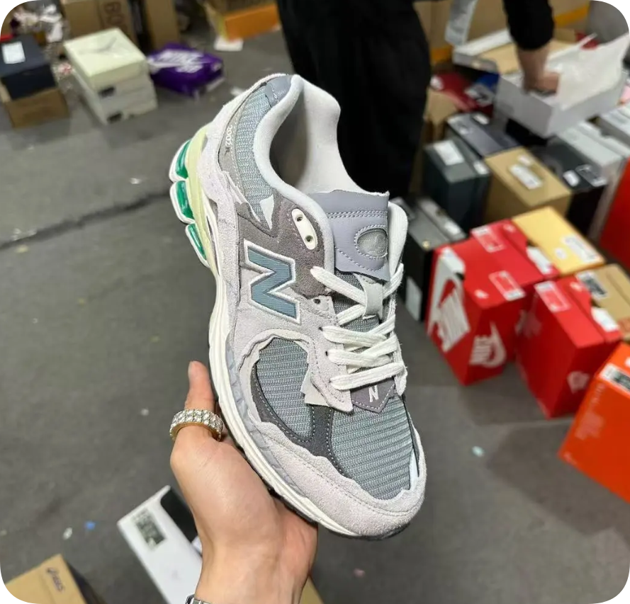 NEW BALANCE   2002