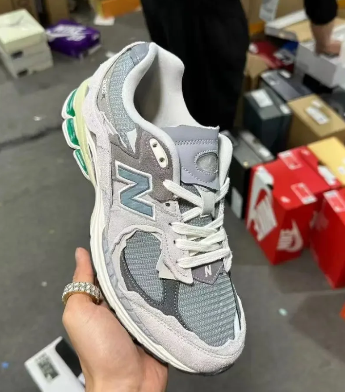 New Balance M2002